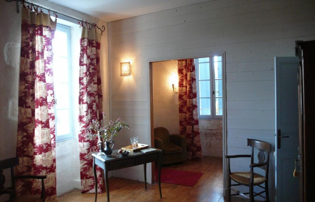 Saint-Bris-des-Bois Chambres D'Hotes Logis De L'Astree الغرفة الصورة